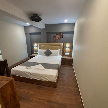 Hotel Z-A-R-A Park Goregaon West Mumbai  Buitenkant foto